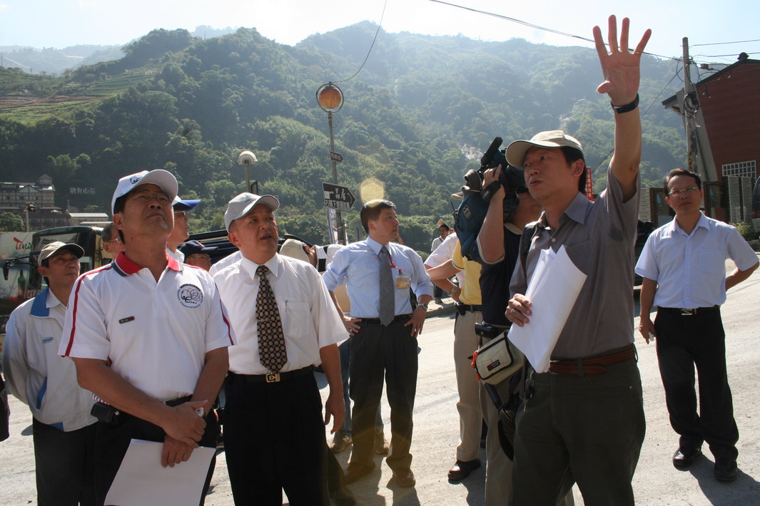 圖片-李縣長會同監察委員實地勘查廬山地區  要求各單位加強監控與整治