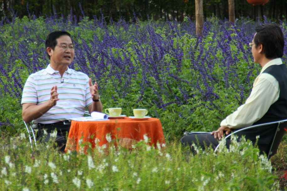 圖片-李縣長接受民視坐南向北節目專訪  歡迎全國民眾一起來南投賞花泡溫泉