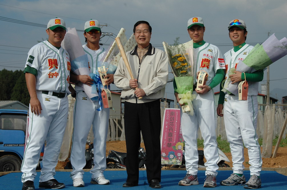 圖片-花卉嘉年華，李縣長和職棒球員搭熱氣球賞花海