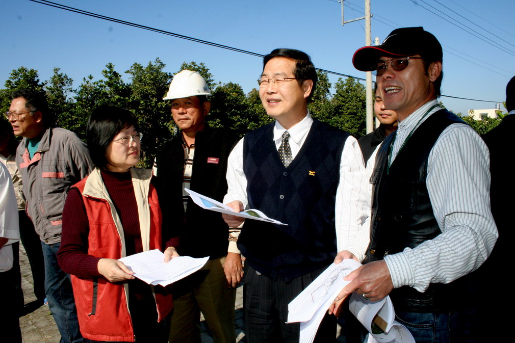 圖片-李縣長勘查農村社區公共設施改善工程  民眾肯定縣府用心