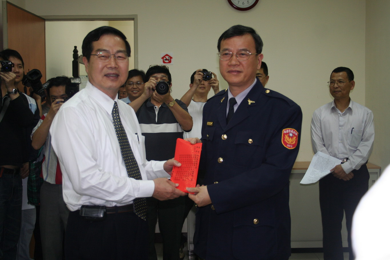 圖片-埔里槍擊案破案 李縣長頒發獎金激勵員警士氣