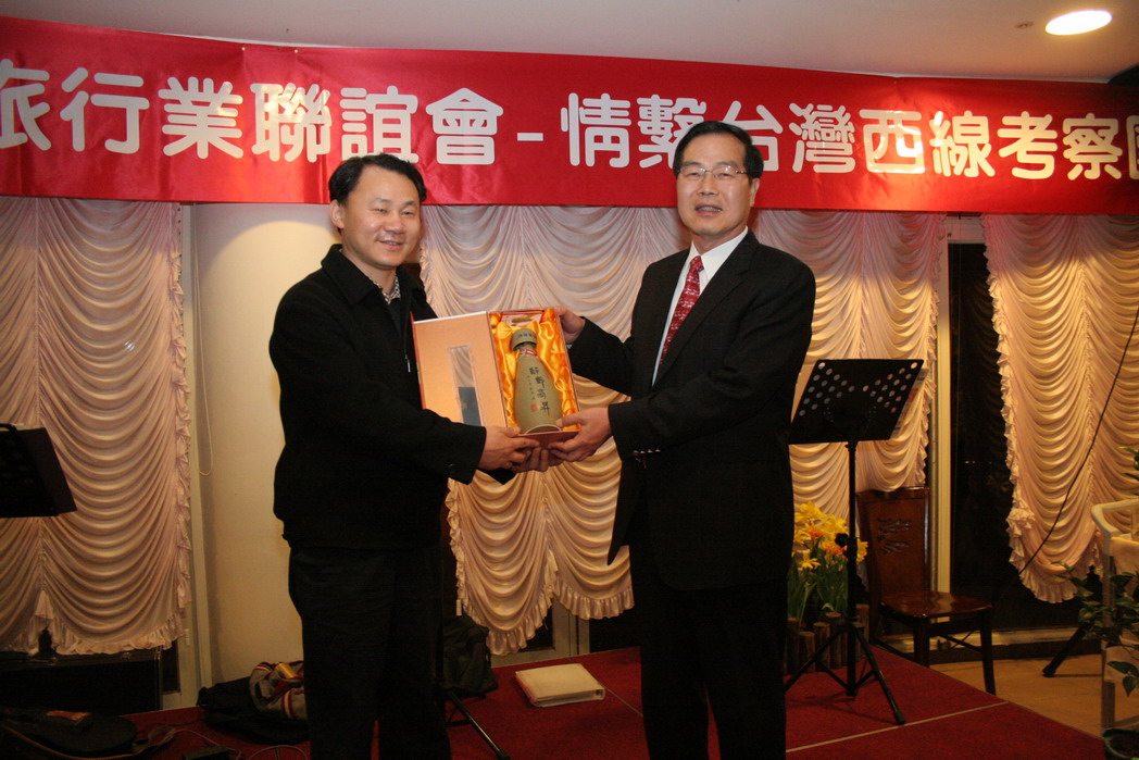圖片-李縣長推介行銷南投觀光及農產 西線考察團深受感動