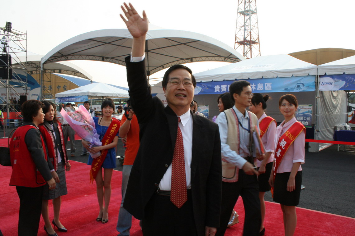 圖片-中國安利旅遊團抵達中台灣  李縣長贈埔里玫瑰花迎接