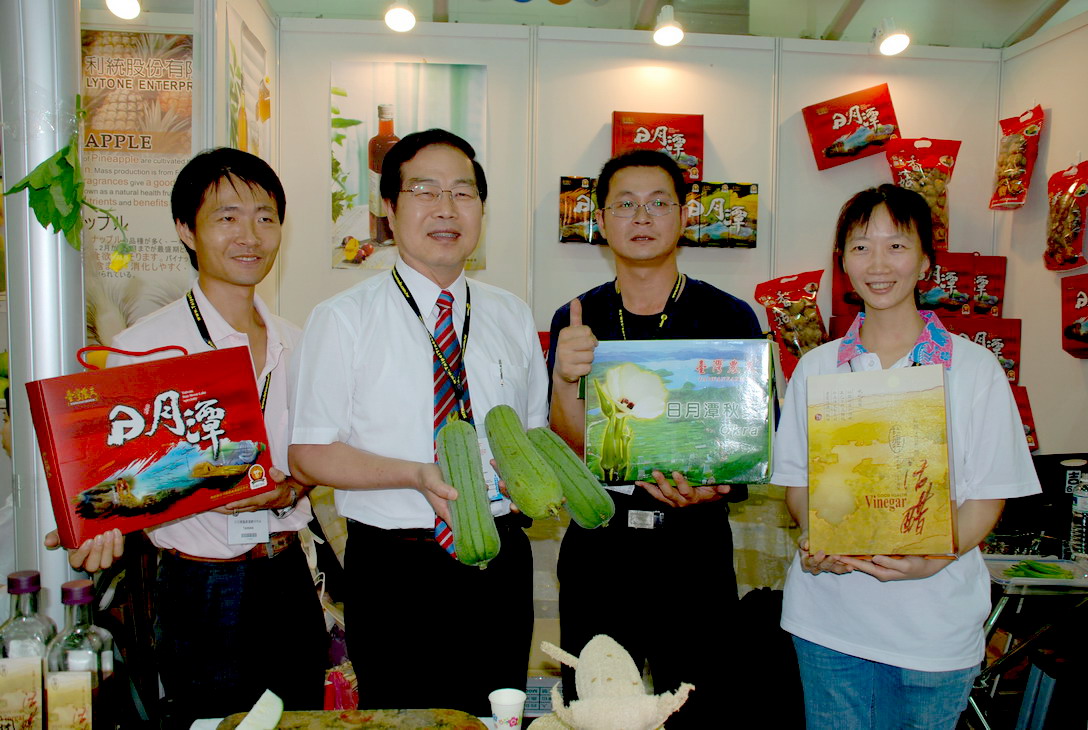 圖片-李縣長前往台北國際食品展 關心本縣攤位展出情況