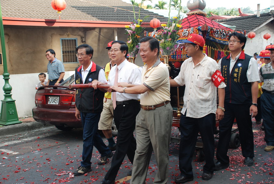 圖片-集集鎮長安寺城隍爺祈福遶境   李縣長親身扶轎祈求縣境平安