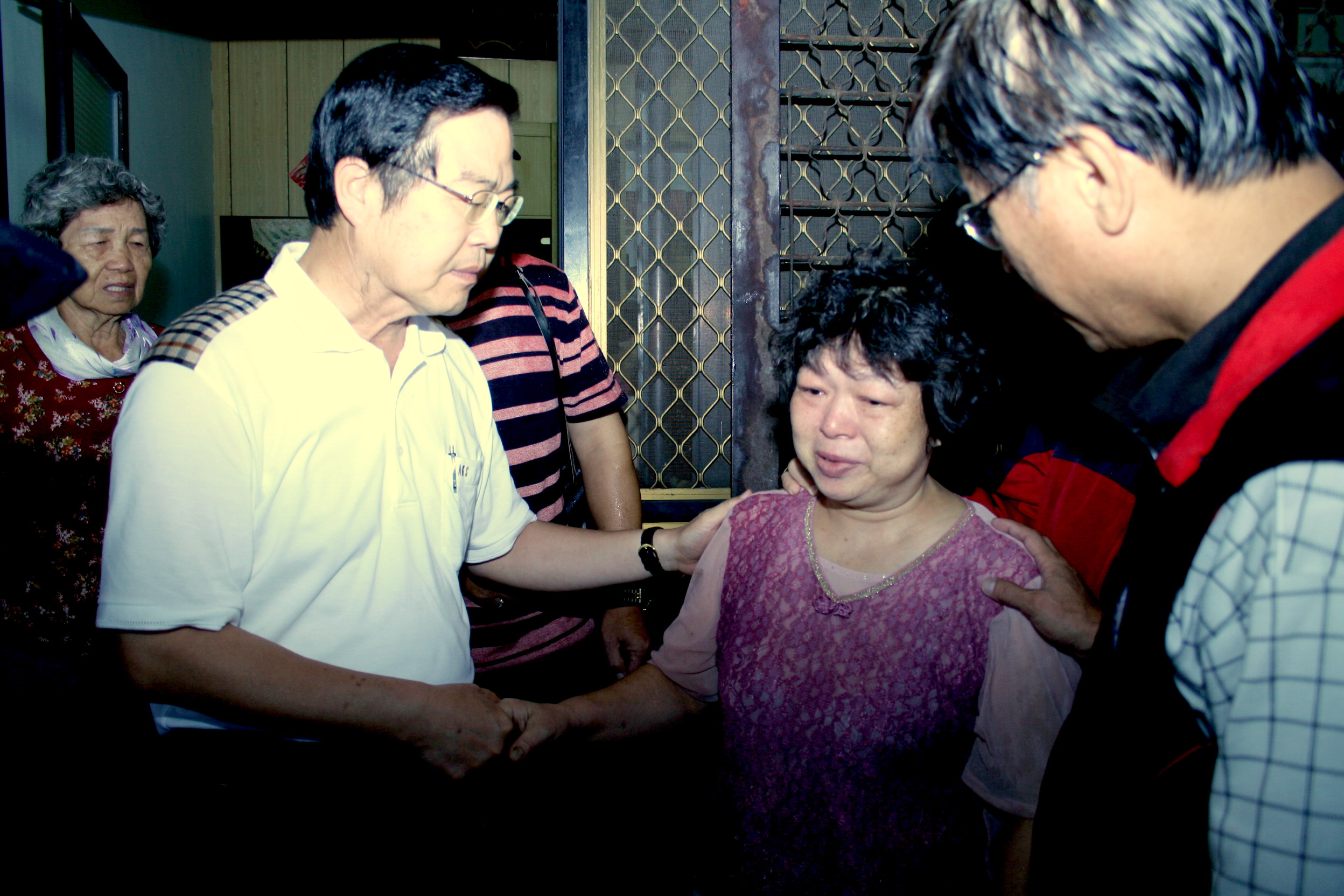 圖片-莫拉克颱風釀災  李朝卿縣長馬不停蹄勘災撫慰災民