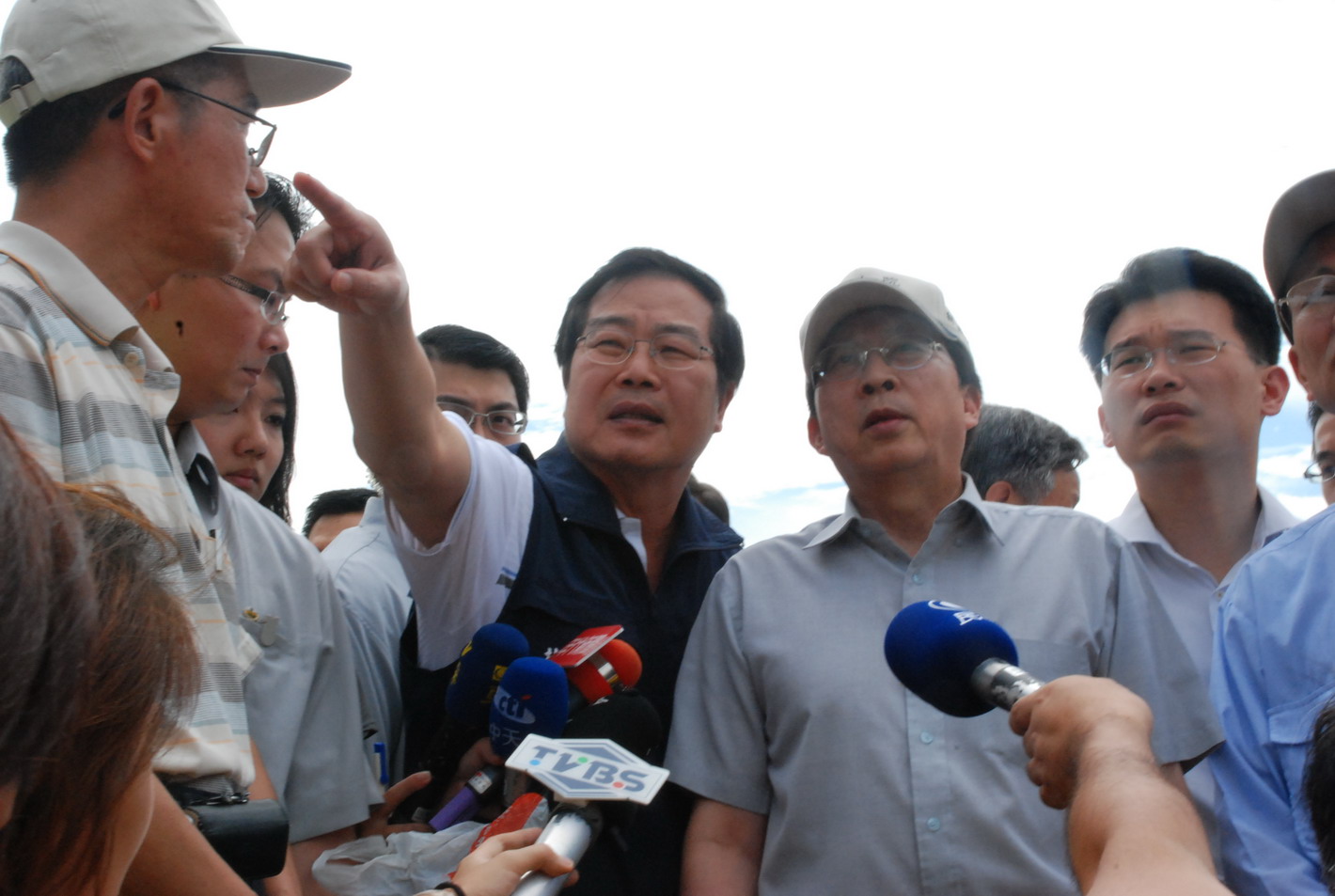 圖片-李縣長陪同行政院長與新山村災民座談  並視察台16線災情