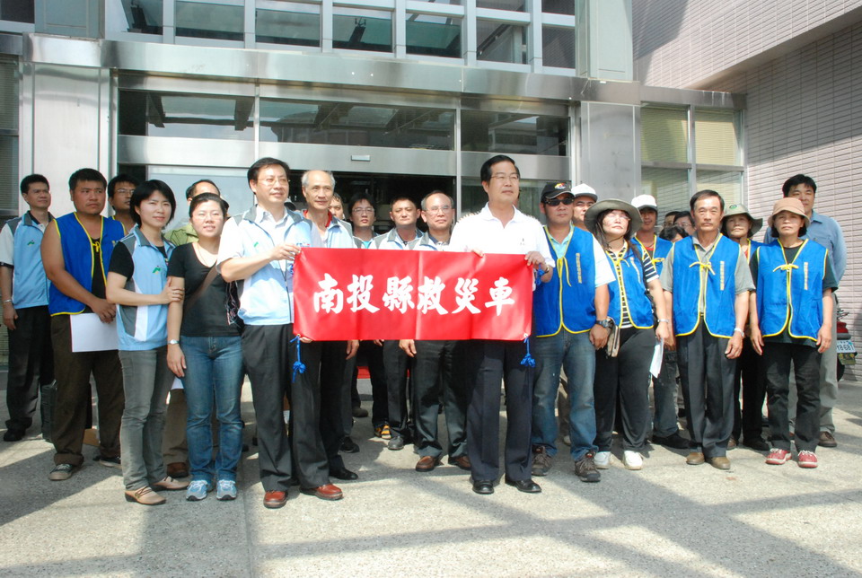 圖片-縣府動員機具車輛前進屏東災區支援救災