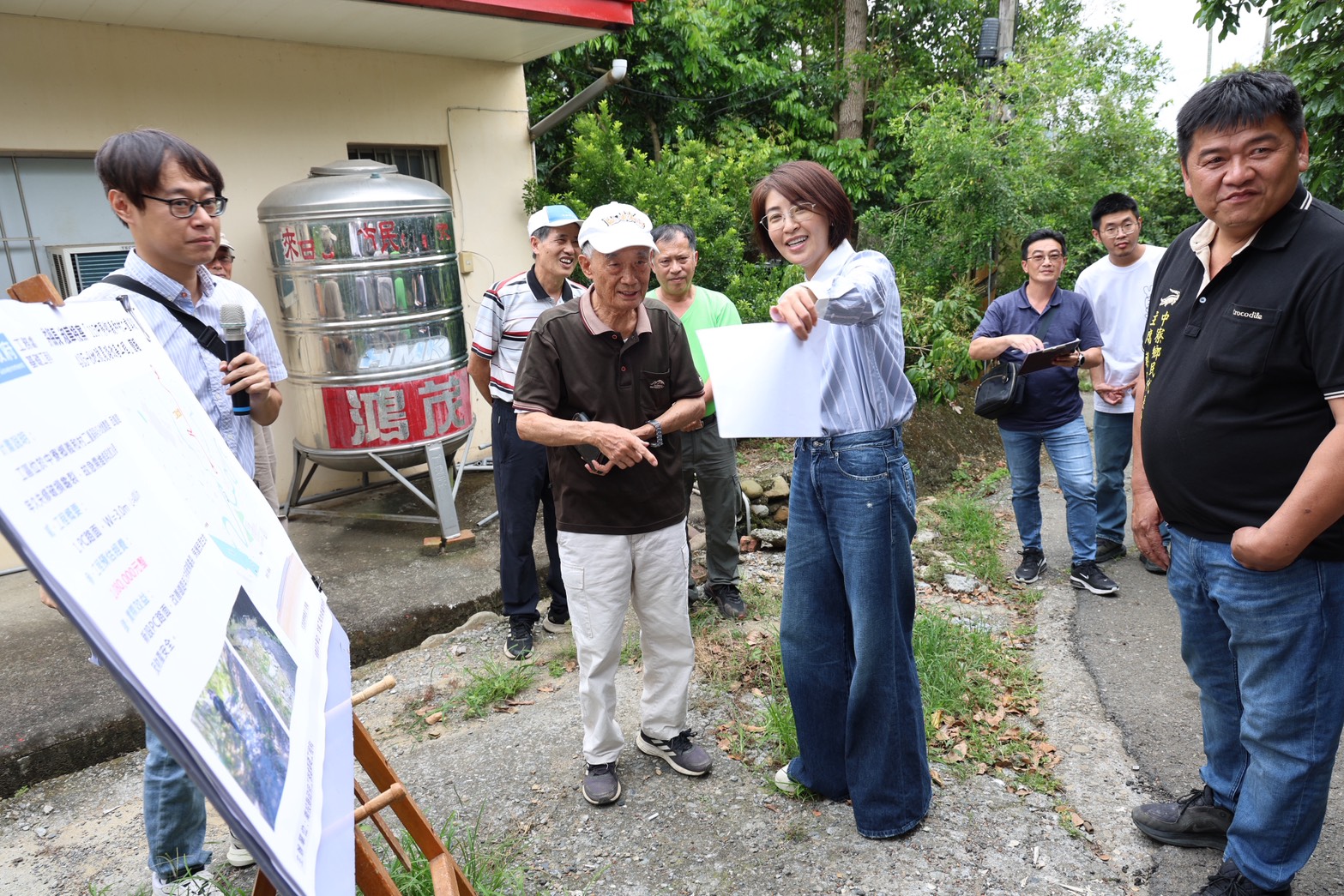 相關圖片1-中寮鄉15處農水路急需改善 許縣長會勘核撥2,297萬9千餘元改善