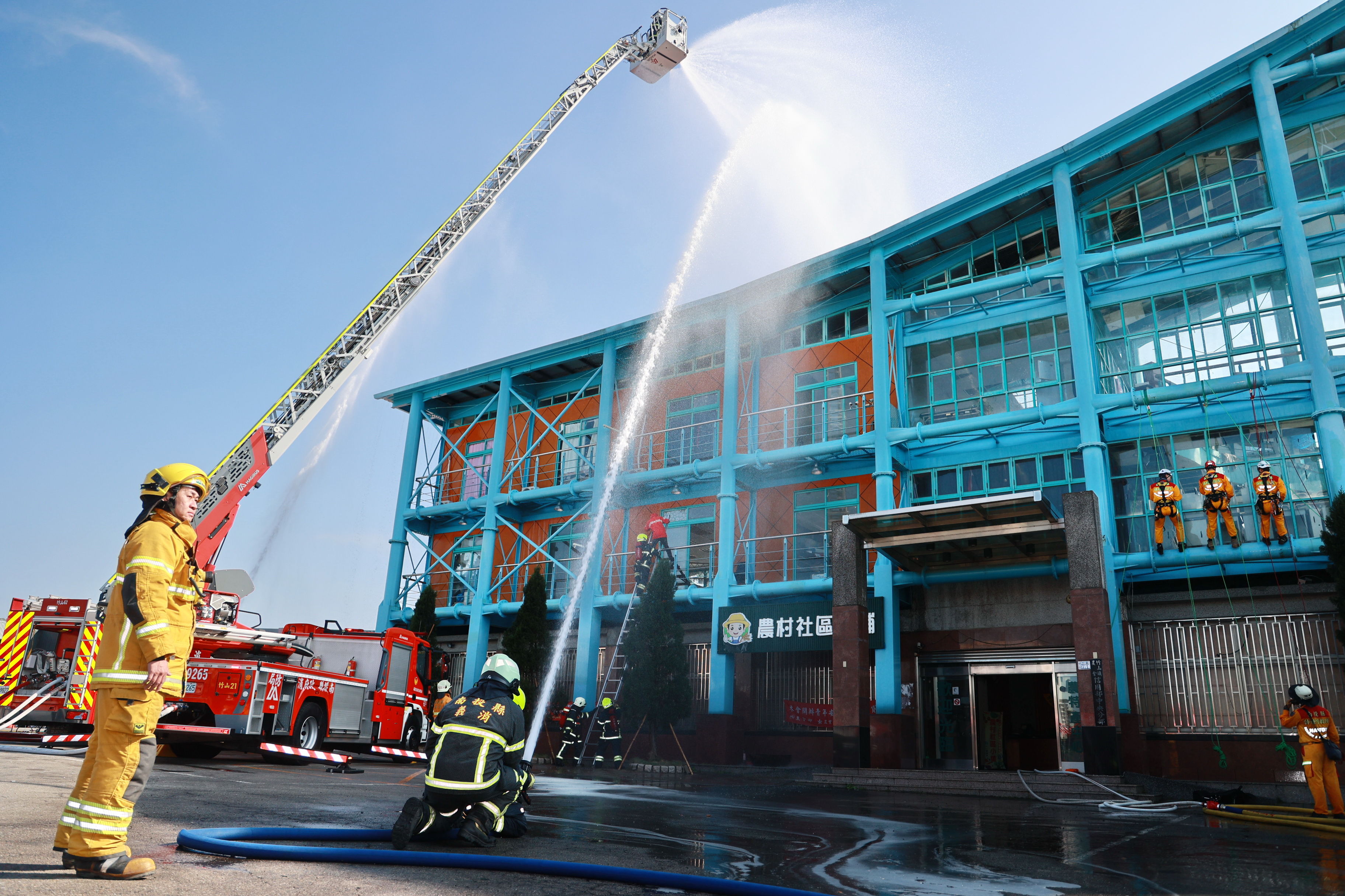 other image2-Debut of Firefighting Rotos in Disaster Prevention Drill in Nantou. Jan. 10th