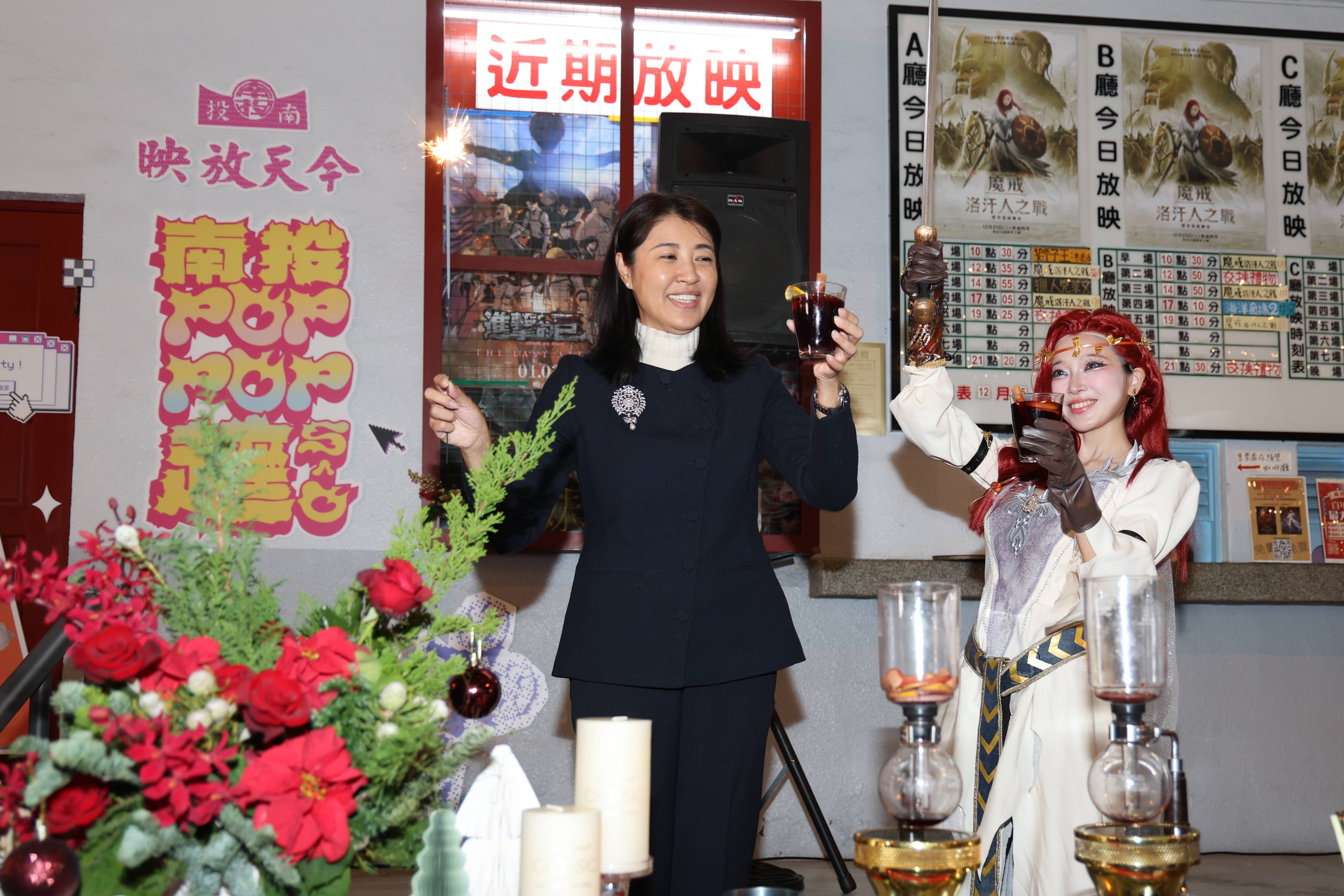 圖片-百年南投戲院化身千禧復古風薑餅屋璀璨點燈