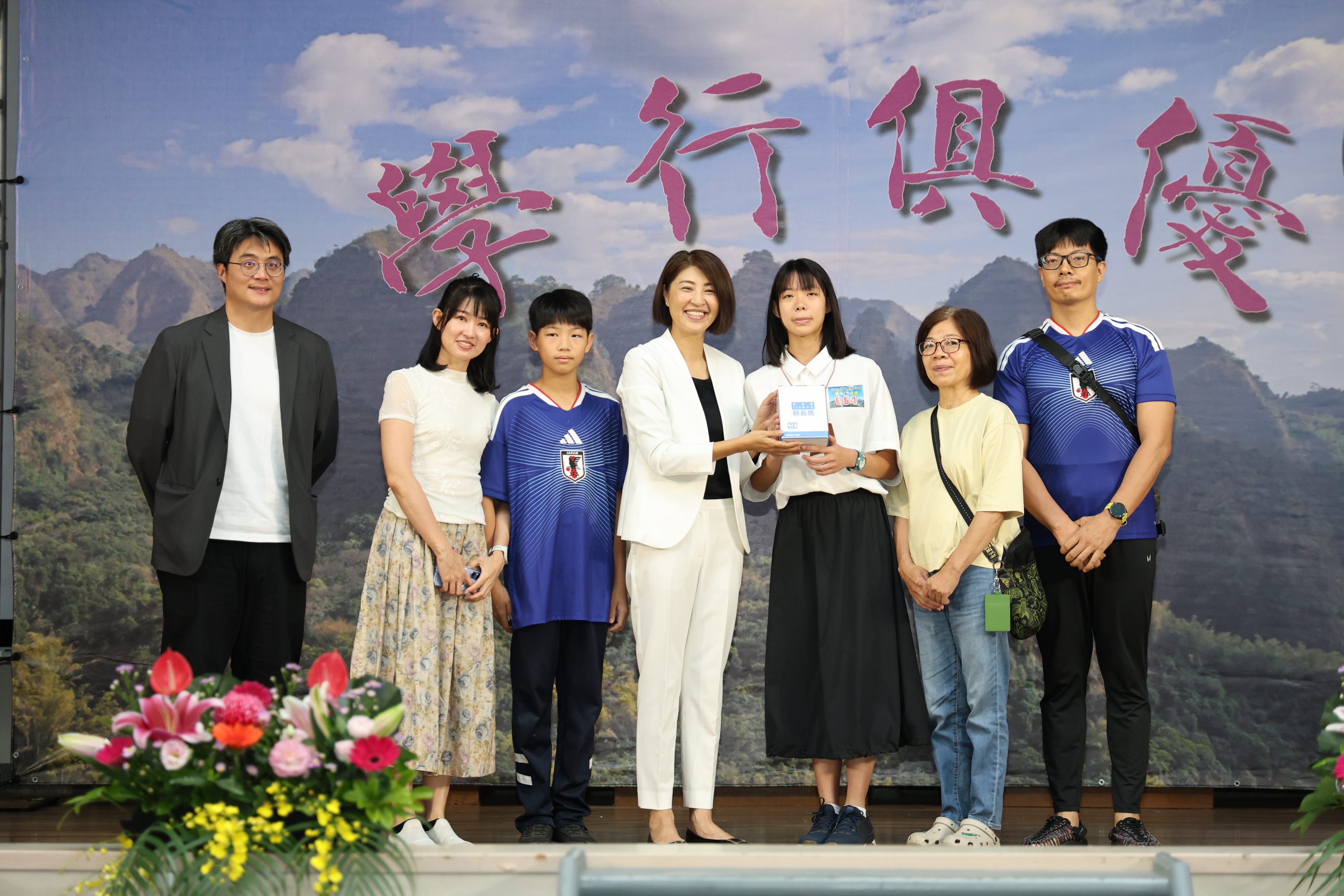 相關圖片2-許縣長頒發縣長獎 表揚全縣408位畢業生