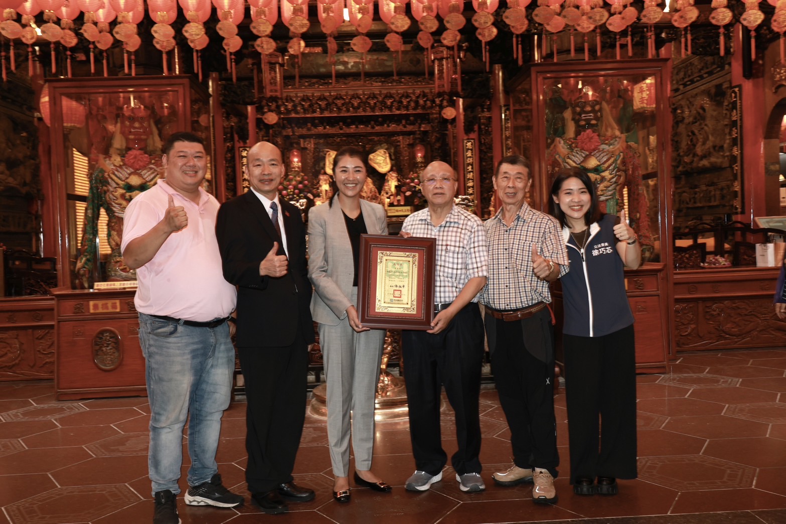 圖片-北市慈祐宮捐車改善仁愛鄉交通 許縣長頒贈感謝狀表感謝