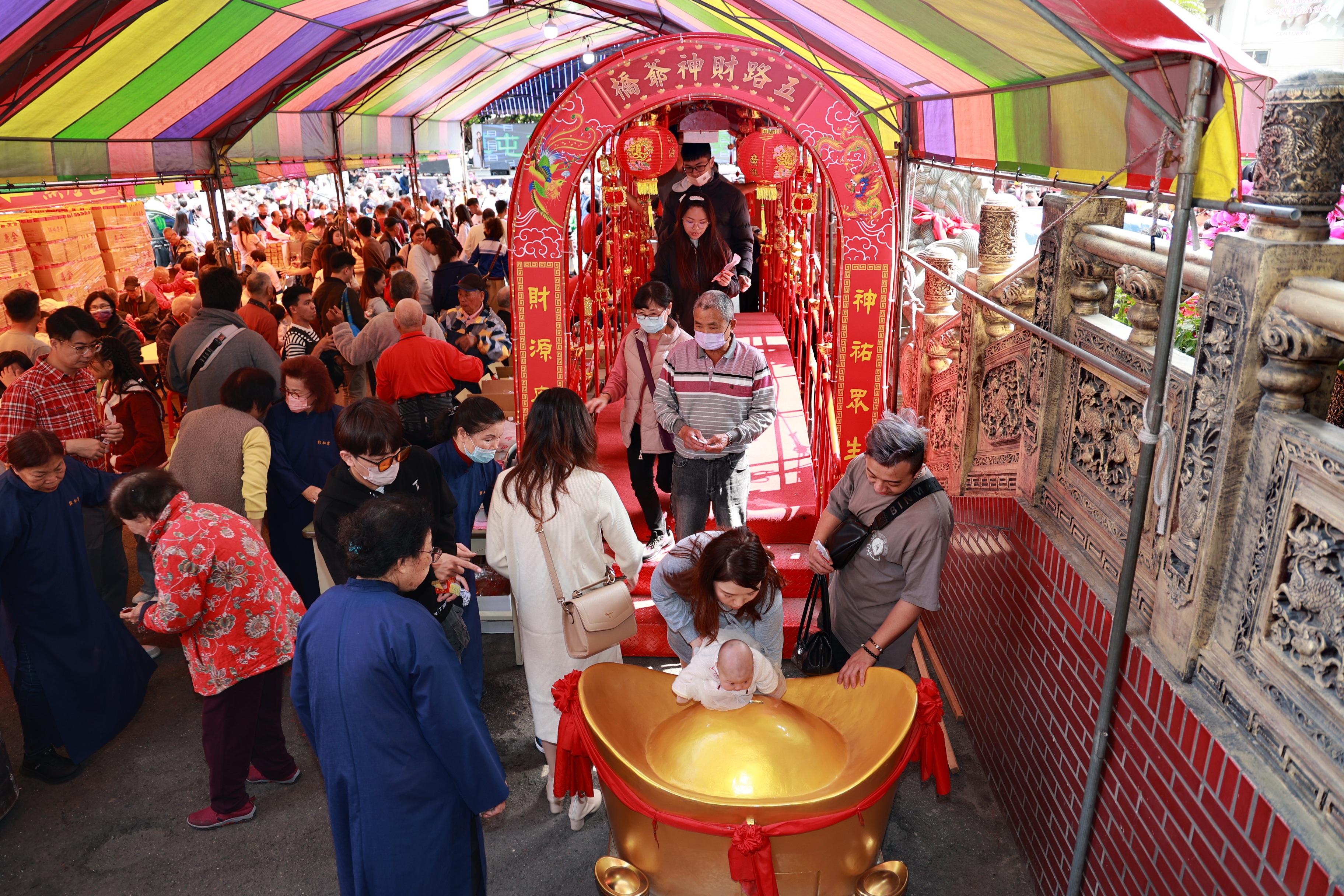 相關圖片3-草屯敦和宮新春討喜！人潮擠爆   過財神平安橋、摸金元寶　副縣長王瑞德發紅包