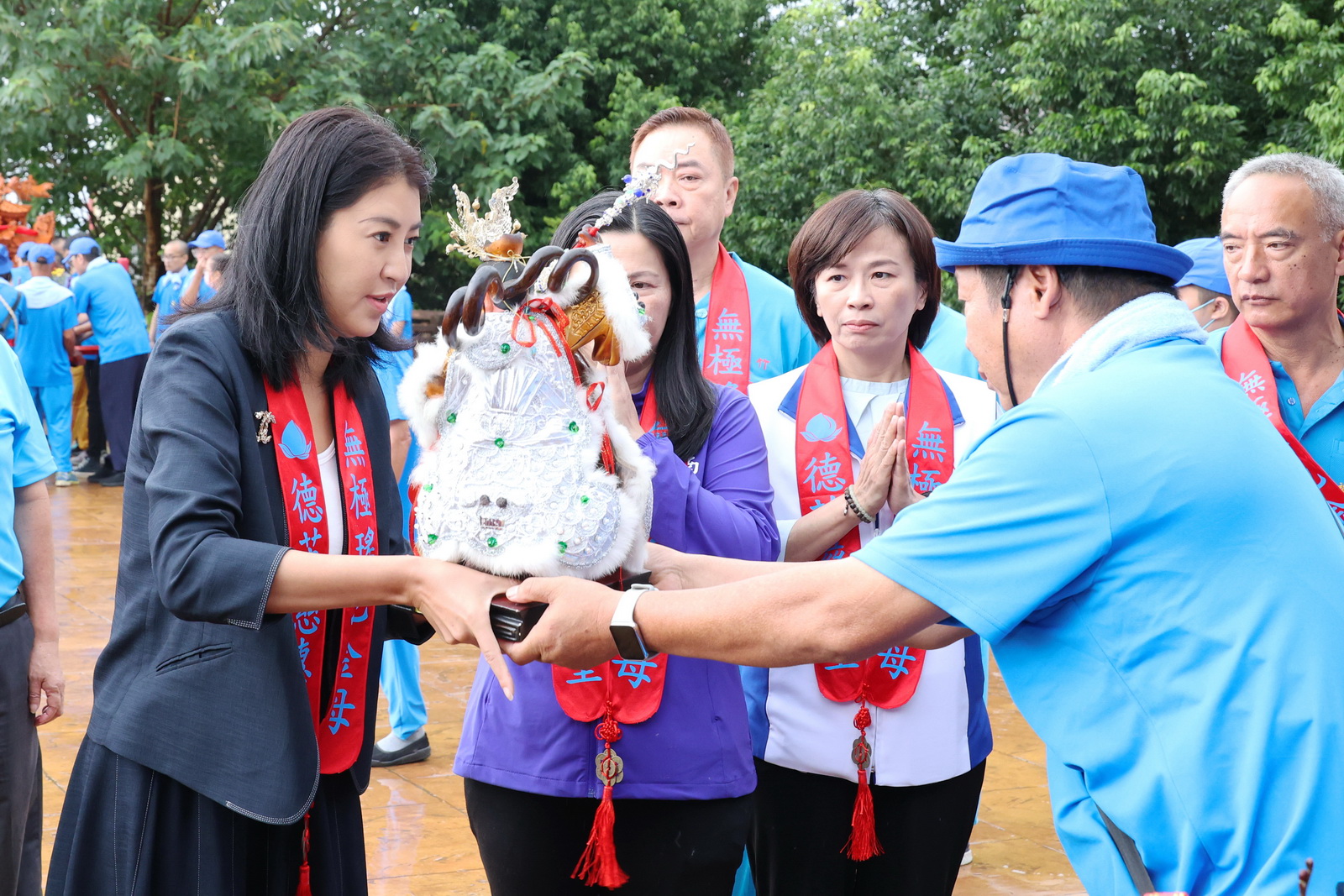 相關圖片2-名間德芝慈惠堂祈安遶境團拜　許縣長為南投祈福