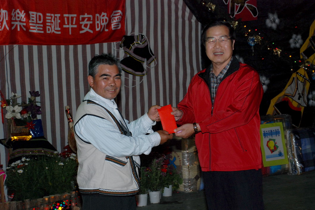 圖片-臘梅冬季 李縣長與原民部落鄉親共度歡樂平安夜