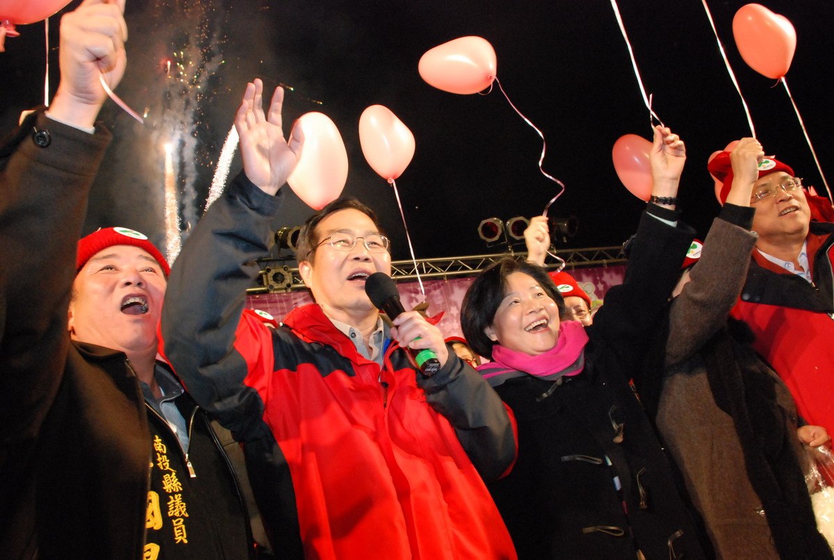圖片-2010清境迎雪跨年活動熱情沸騰 李縣長點亮心燈許諾幸福