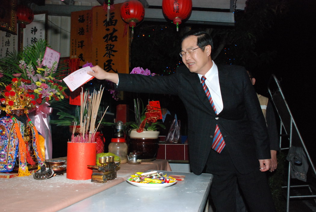 圖片-李縣長向公路局中訓所土地公借金 祈求縣政昌泰