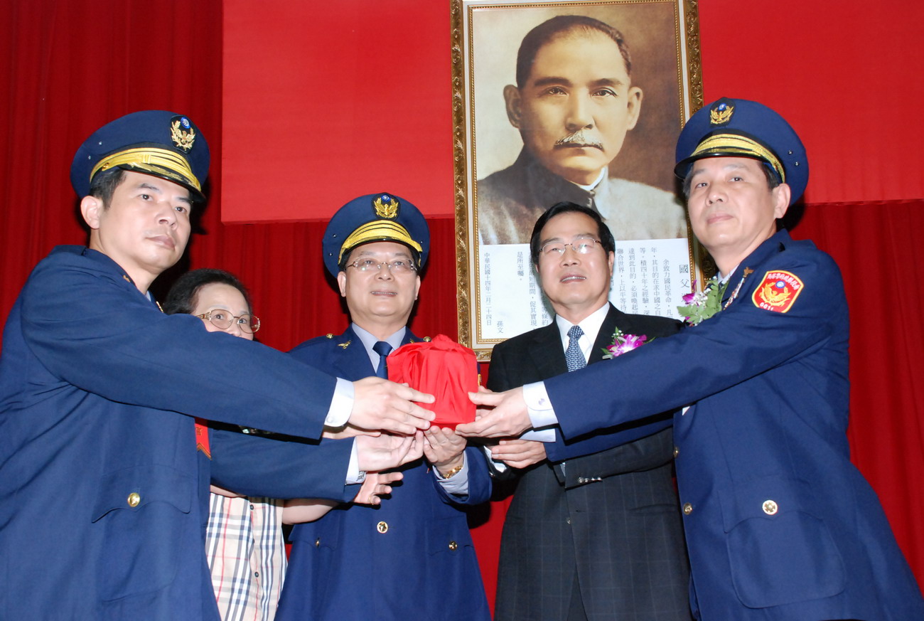 圖片-李縣長主持縣警察局新卸任分局長聯合交接典禮