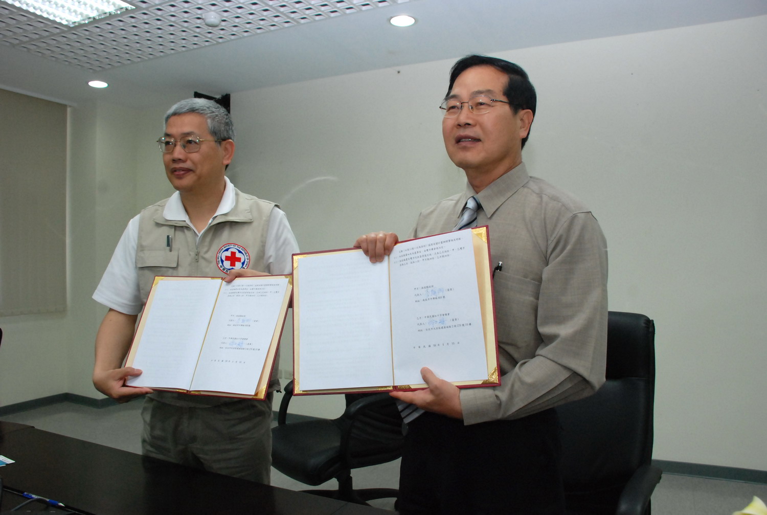圖片-縣府與紅十字會簽訂永久屋委託興建協議書 28戶7月底前完成