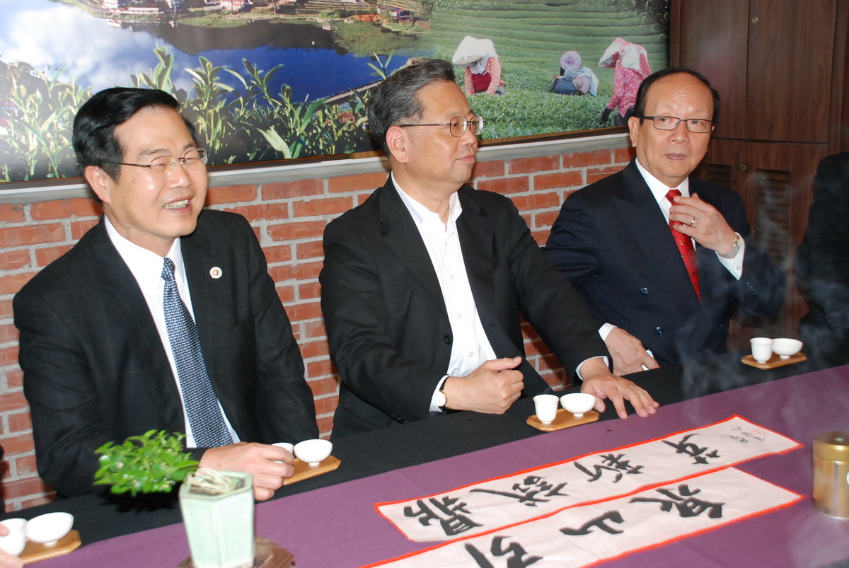 圖片-海峽兩岸特色鄉鎮交流會  李縣長邀請黃省長品茗行銷南投好茶