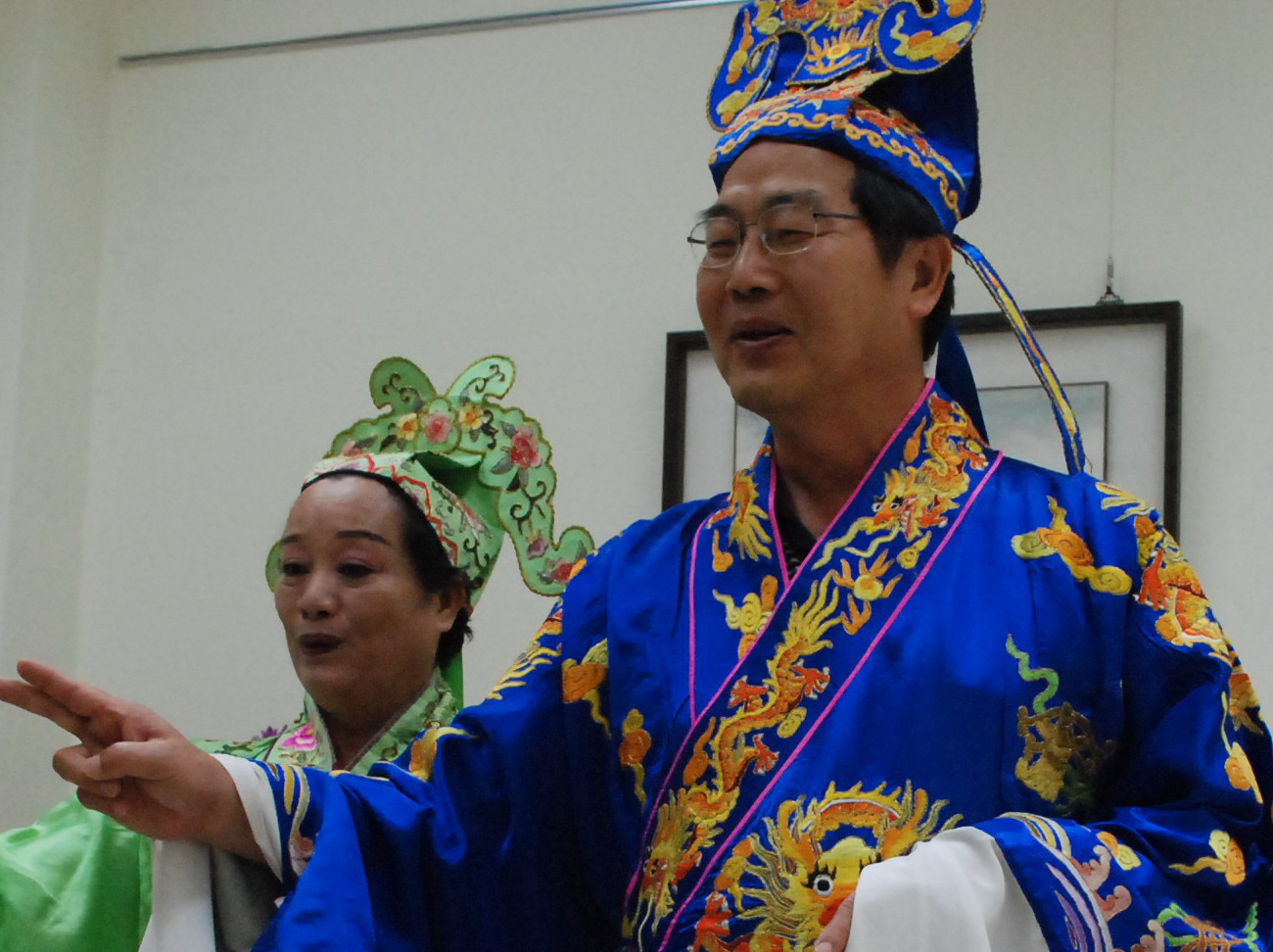 圖片-李縣長巧扮梁山伯 以行動支持歌仔戲文化傳承
