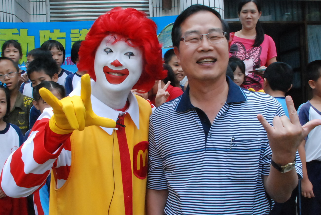 圖片-李縣長與麥當勞叔叔至校園宣導腸病毒防治
