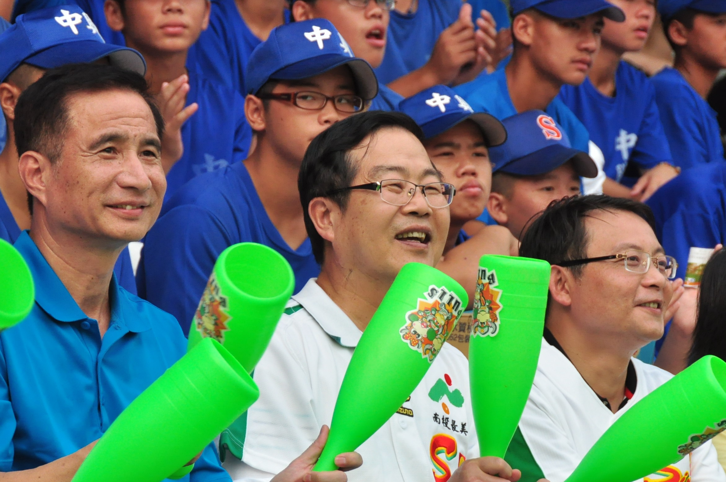 圖片-李縣長伉儷帶隊看職棒，中興國、高中棒球選手樂透