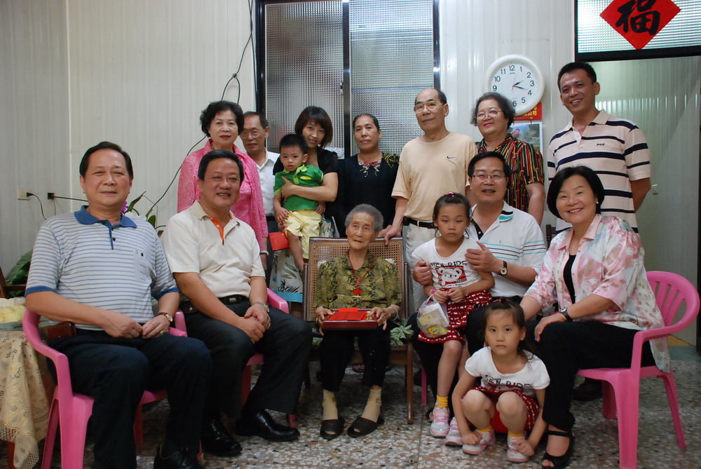 圖片-縣內最高壽111歲人瑞 李縣長伉儷前往埔里探視