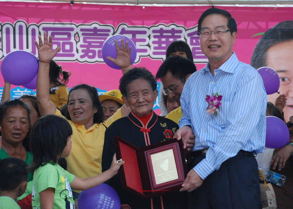 圖片-葡萄節開幕，Biung-Palaqo家族勇奪全家福比人多金牌