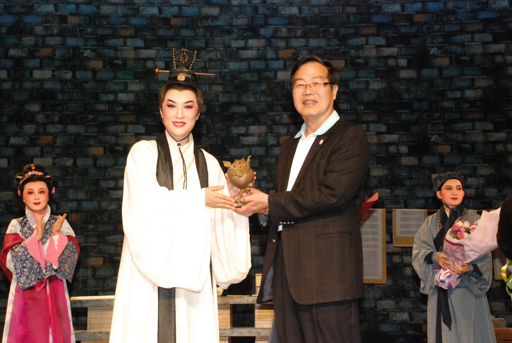 圖片-小百花越劇團「藏書之家」6日普台高中首演獲滿堂彩