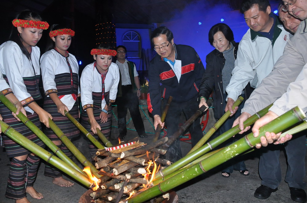 圖片-2010南投縣溫泉季開鑼  李縣長與新兵日記演員共邀民眾來泡湯