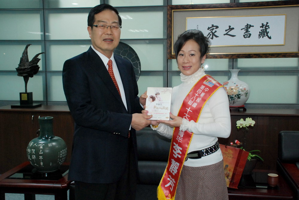 圖片-明珠女子歌仔戲團李靜芳榮獲十大傑出青年  李縣長接見鼓勵