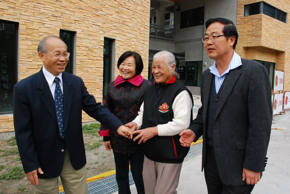 圖片-李縣長陪同省府林主席前往埔里訪視陳綢阿嬤
