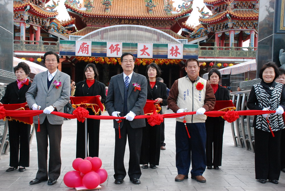 圖片-草屯林太師廟新建牌樓落成 李縣長伉儷到場剪綵致賀