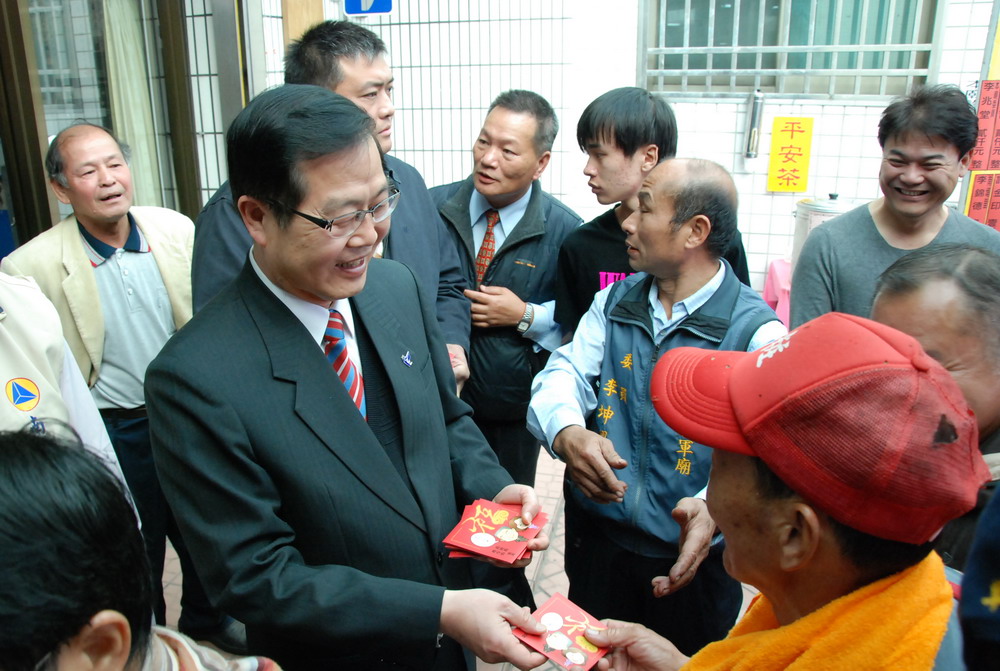 圖片-大年初一  李縣長陳府將軍廟發紅包向民眾賀年