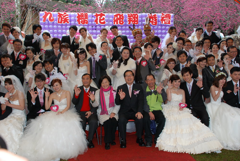 圖片-九族櫻花開  李縣長為36對新人主婚