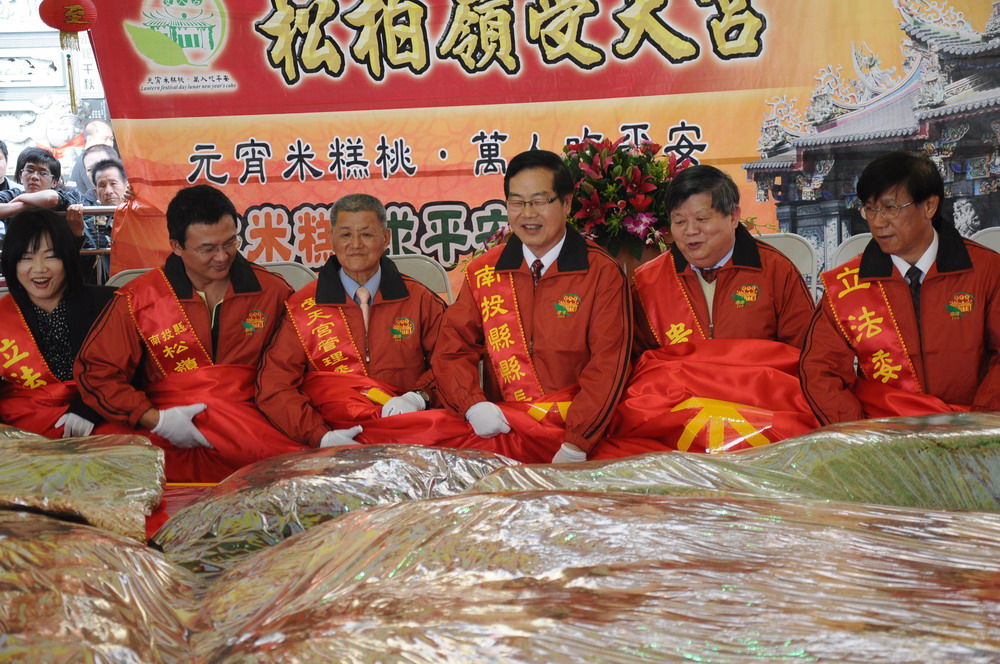 圖片-李縣長受天宮揭桃開香  一萬一千一百台斤米糕桃壯觀亮相