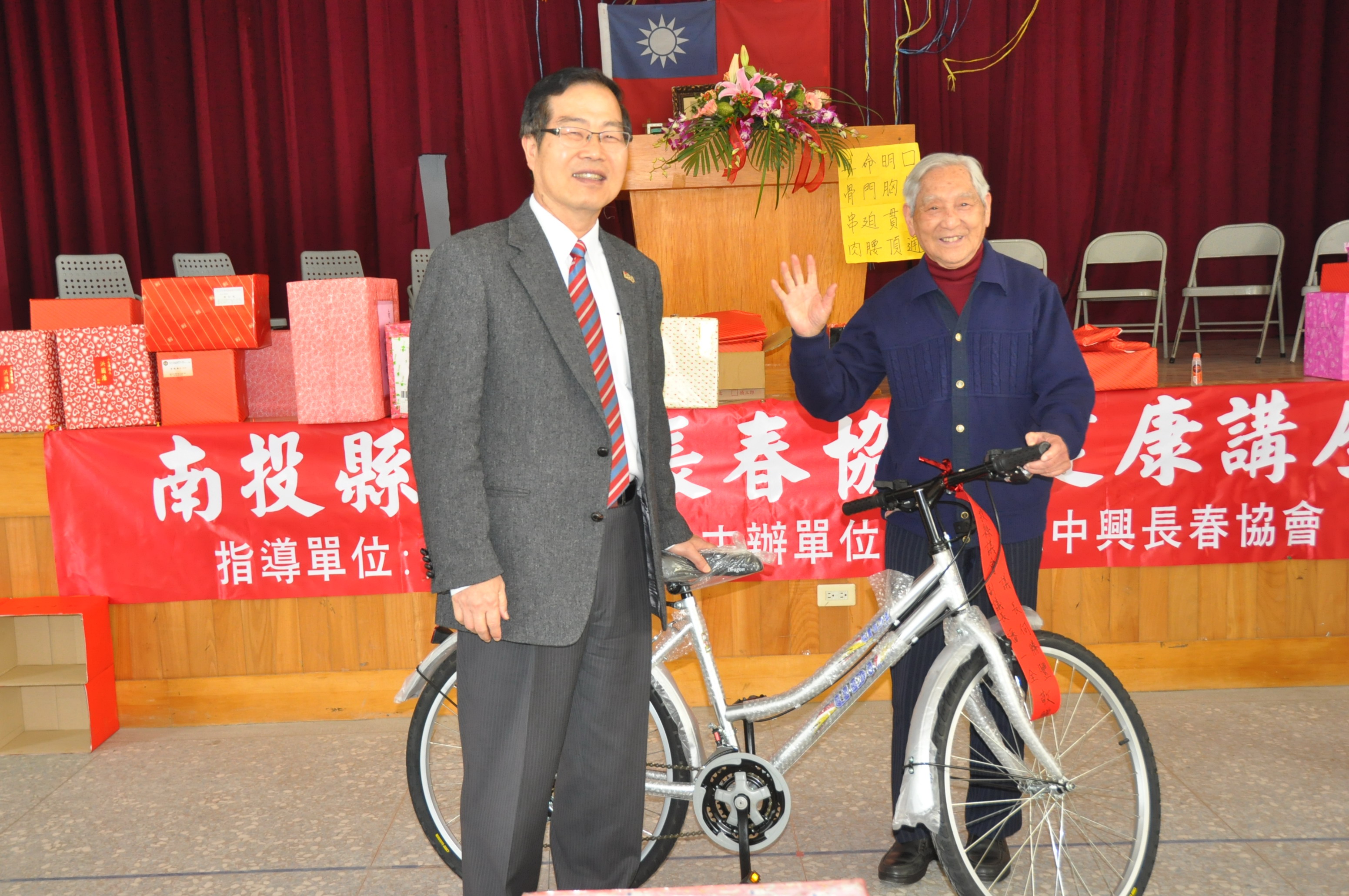 圖片-麻煩小天使、中興長春協會大會，李縣長說明中興新村建設
