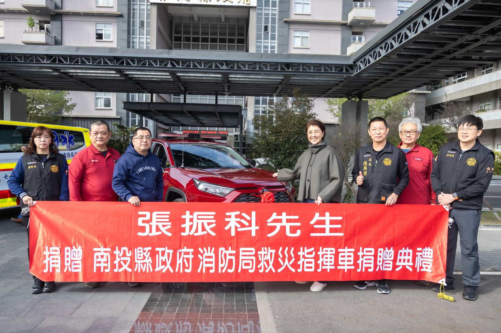 相關圖片5-善心企業捐贈救護、救災指揮車　許縣長回贈紀念小車致謝