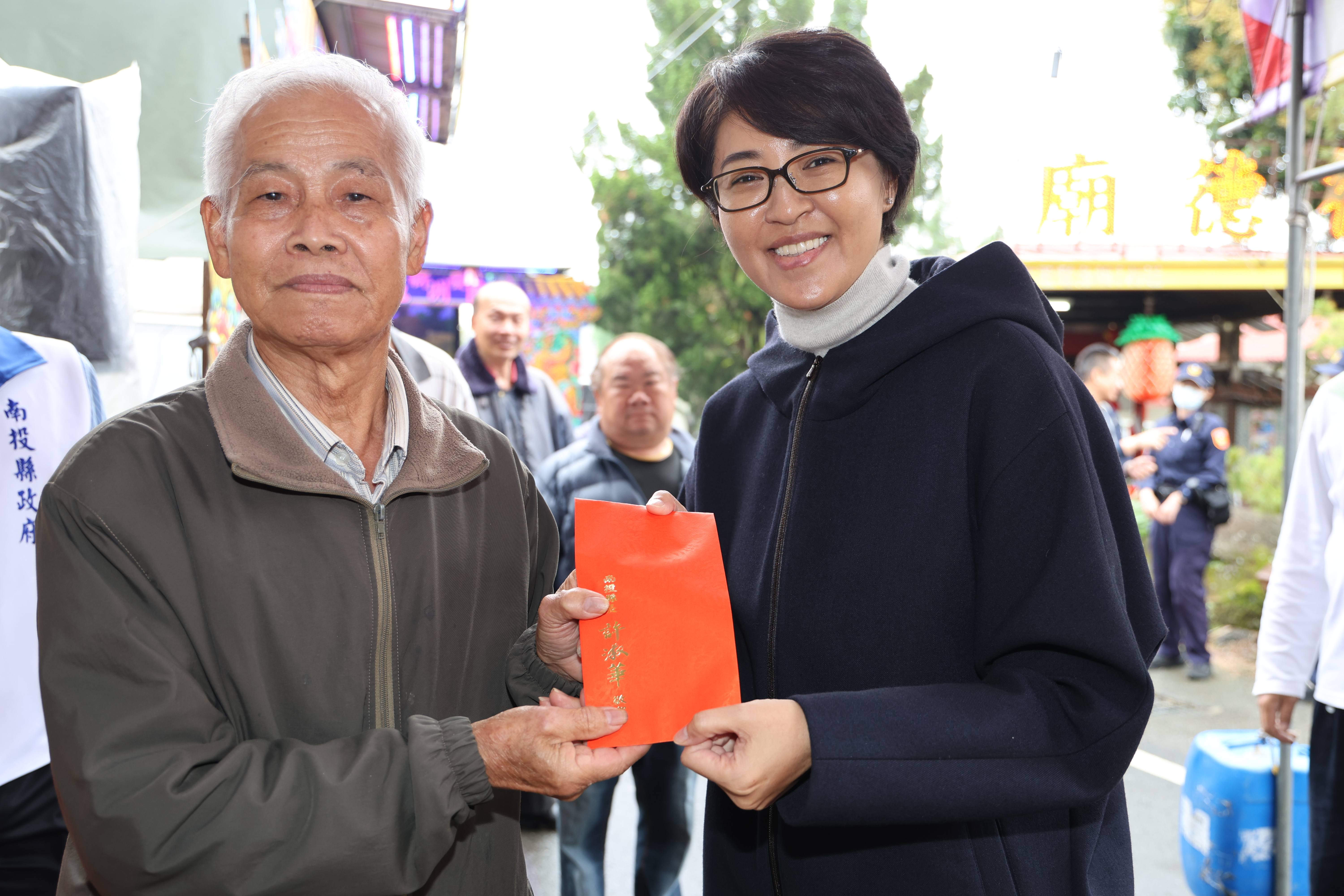 相關圖片2-慚愧祖師聖誕許縣長赴鹿谷十宮廟參香祝壽