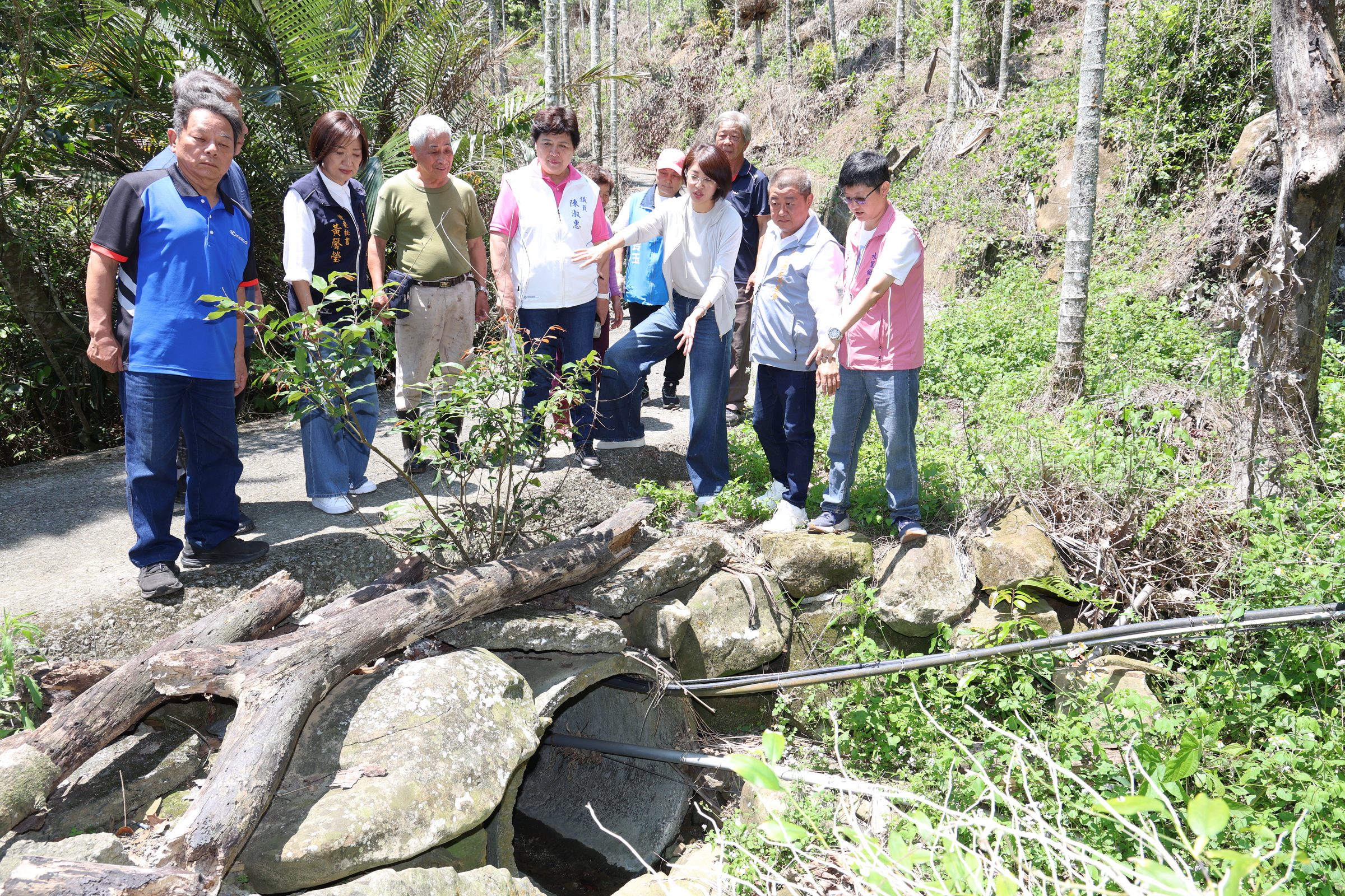 相關圖片4-許縣長水里會勘，加速改善道路、排水