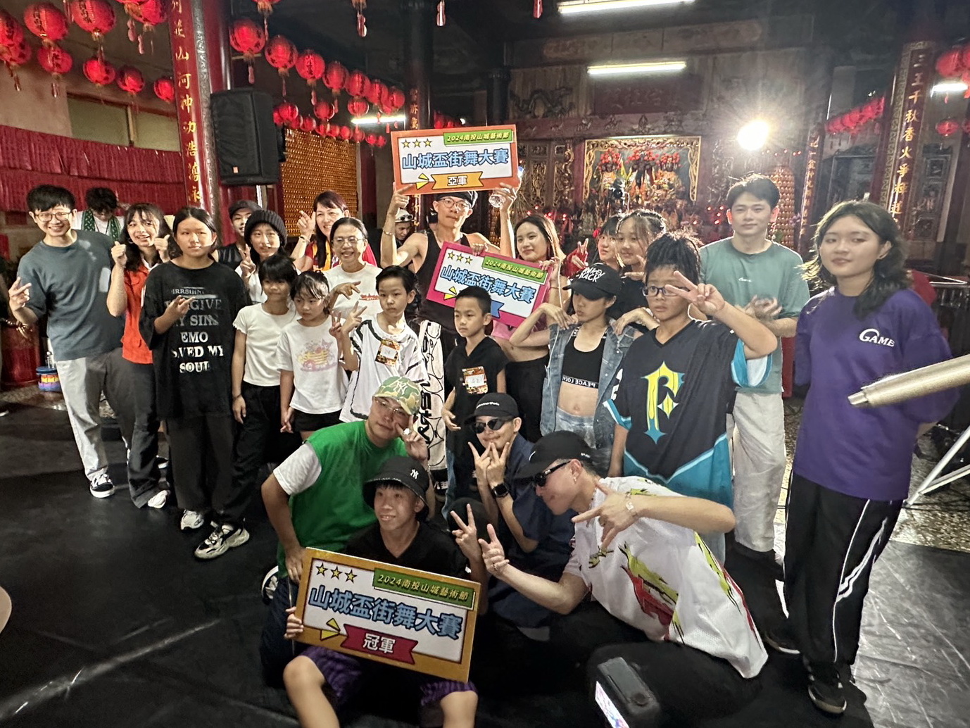 相關圖片4-南投山城藝術節嘻哈不夜城竹山開唱  許縣長為街舞比賽頒獎