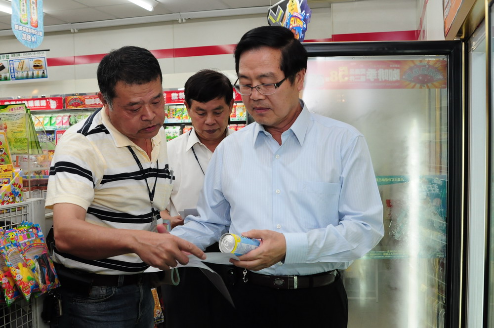 圖片-杜絕含塑化劑食品  李縣長親身帶隊查緝