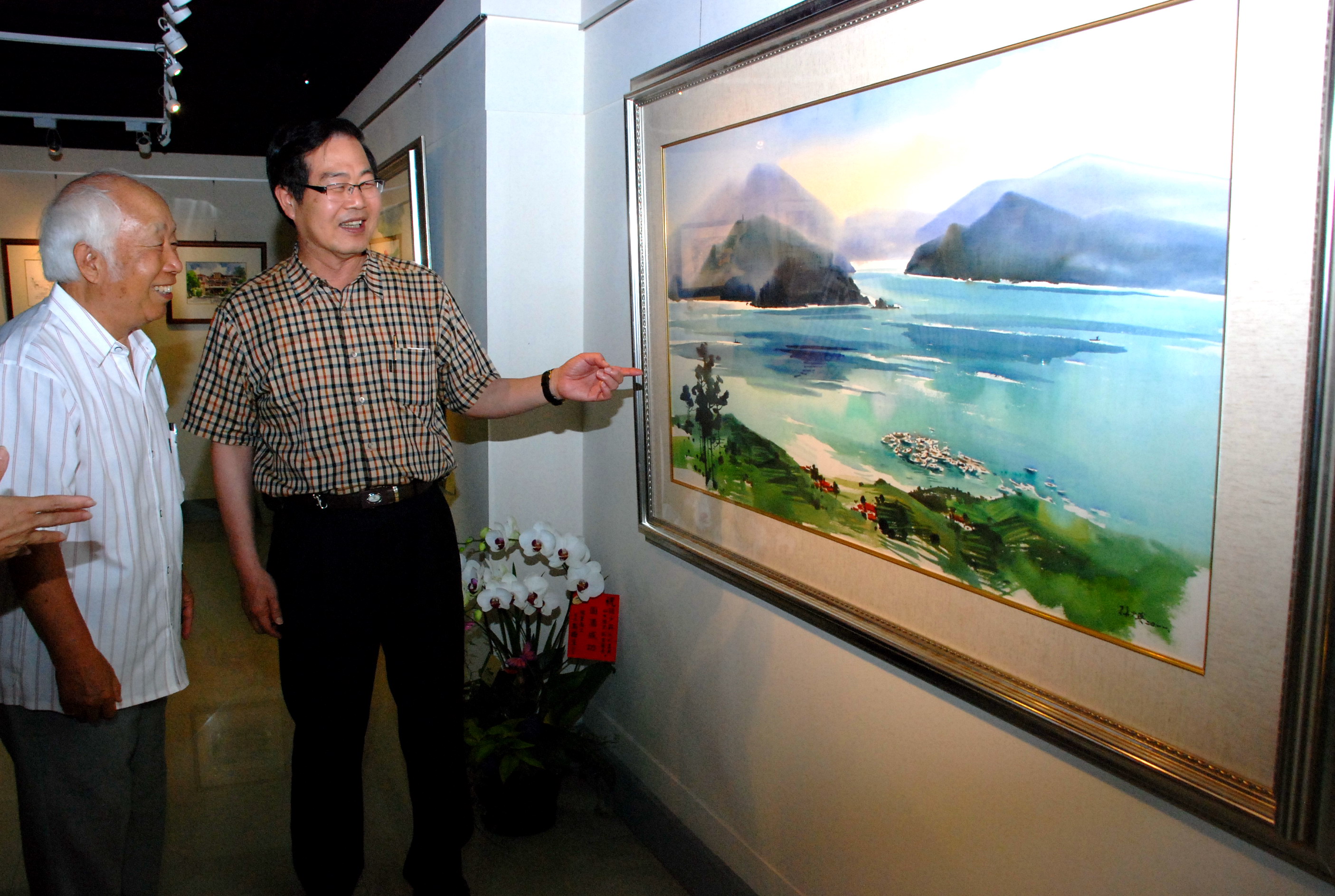 圖片-孫少英畫展出新書過80歲生日  縣長李朝卿溫馨唱歌祝壽