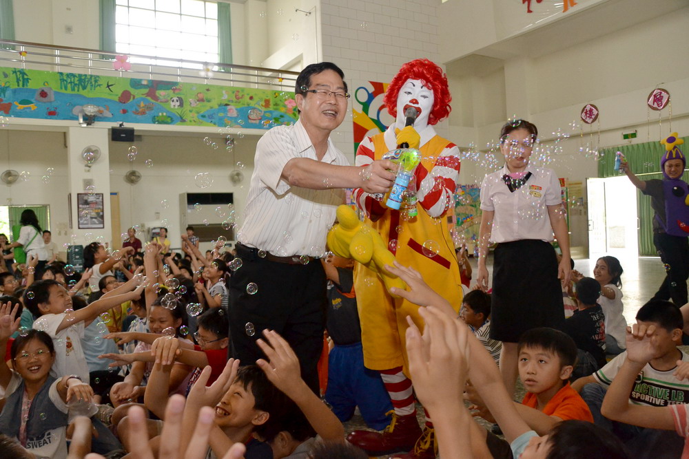 圖片-李縣長化身洗手大使  與麥當勞叔叔一同宣導正確洗手