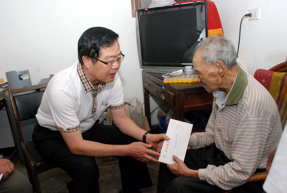 圖片-信義鄉5鄉民疑因食物中毒死亡 李縣長訪家屬並發放慰問金