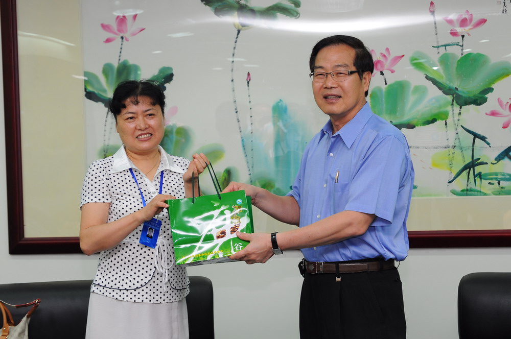 圖片-貴州省體育局紀委書記李小萍拜會  盼雙方加強體育、產業交流