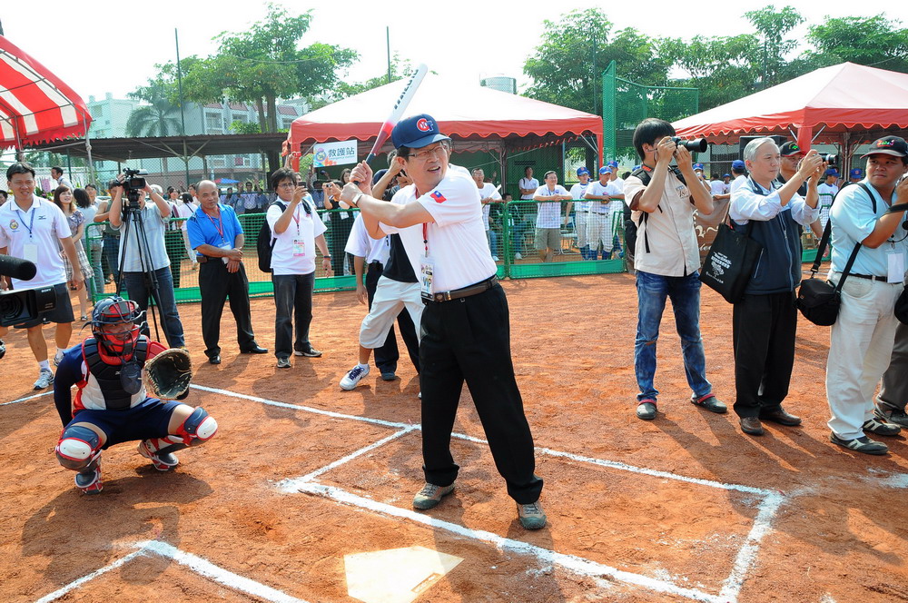 圖片-2011亞洲女子壘球錦標賽21日登場   吳院長及李縣長共同開球