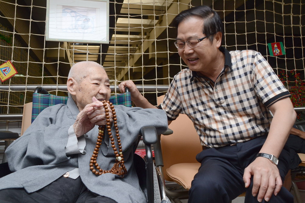 圖片-李縣長訪視埔里、國姓百歲人瑞  劉鏡寰高齡112歲列全國最高齡